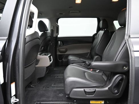 Used 2025 Kia Carnival FWD image 27