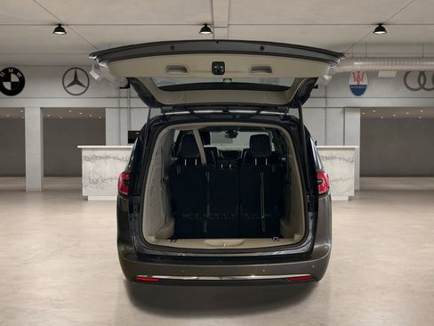 Used 2023 Chrysler Pacifica Touring-L image 5