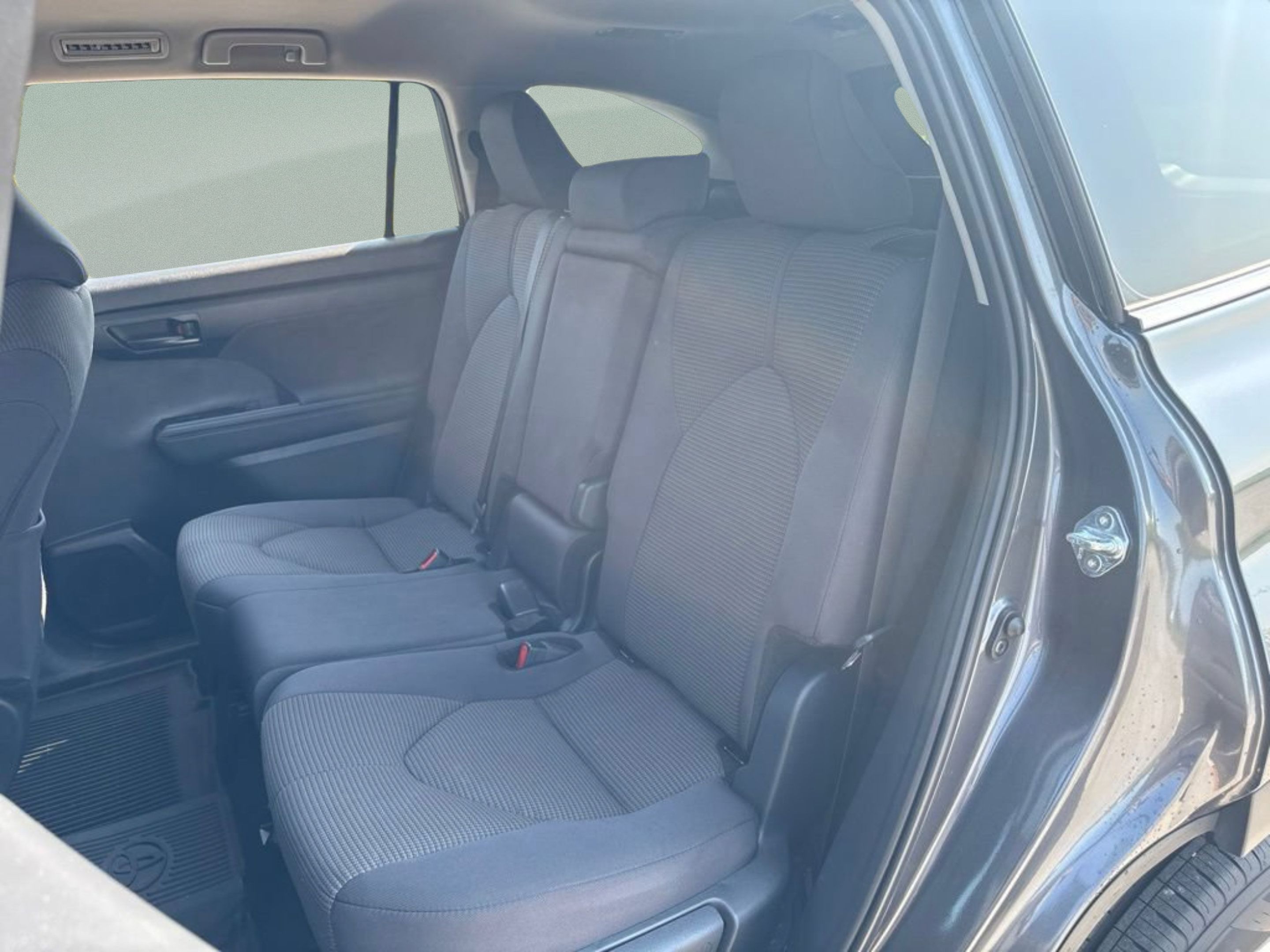 Used 2025 Toyota Highlander LE FWD image 14