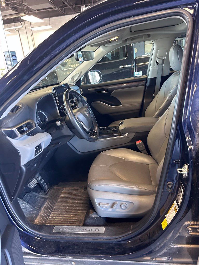 Used 2022 Toyota Highlander Limited AWD/4WD image 5
