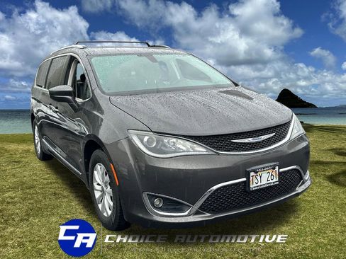 Used 2019 Chrysler Pacifica Touring-L image 10