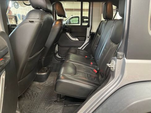 Used 2015 Jeep Wrangler Unlimited Rubicon w/ Dual Top Group AWD/4WD image 21