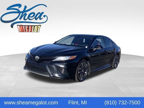 Used 2018 Toyota Camry XSE image 1