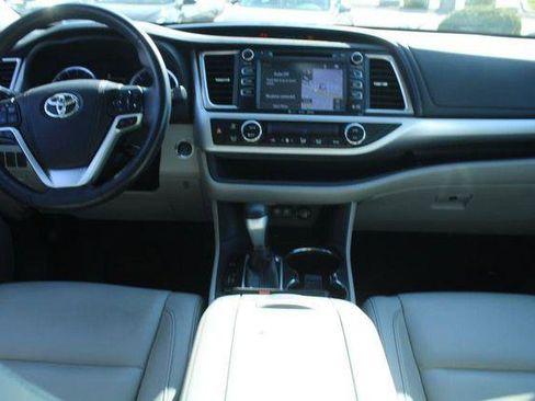 Certified 2018 Toyota Highlander XLE image 11