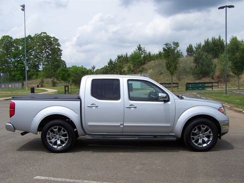 Used 2019 Nissan Frontier SL image 5