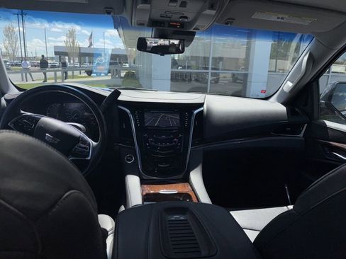 Used 2019 Cadillac Escalade Luxury image 10