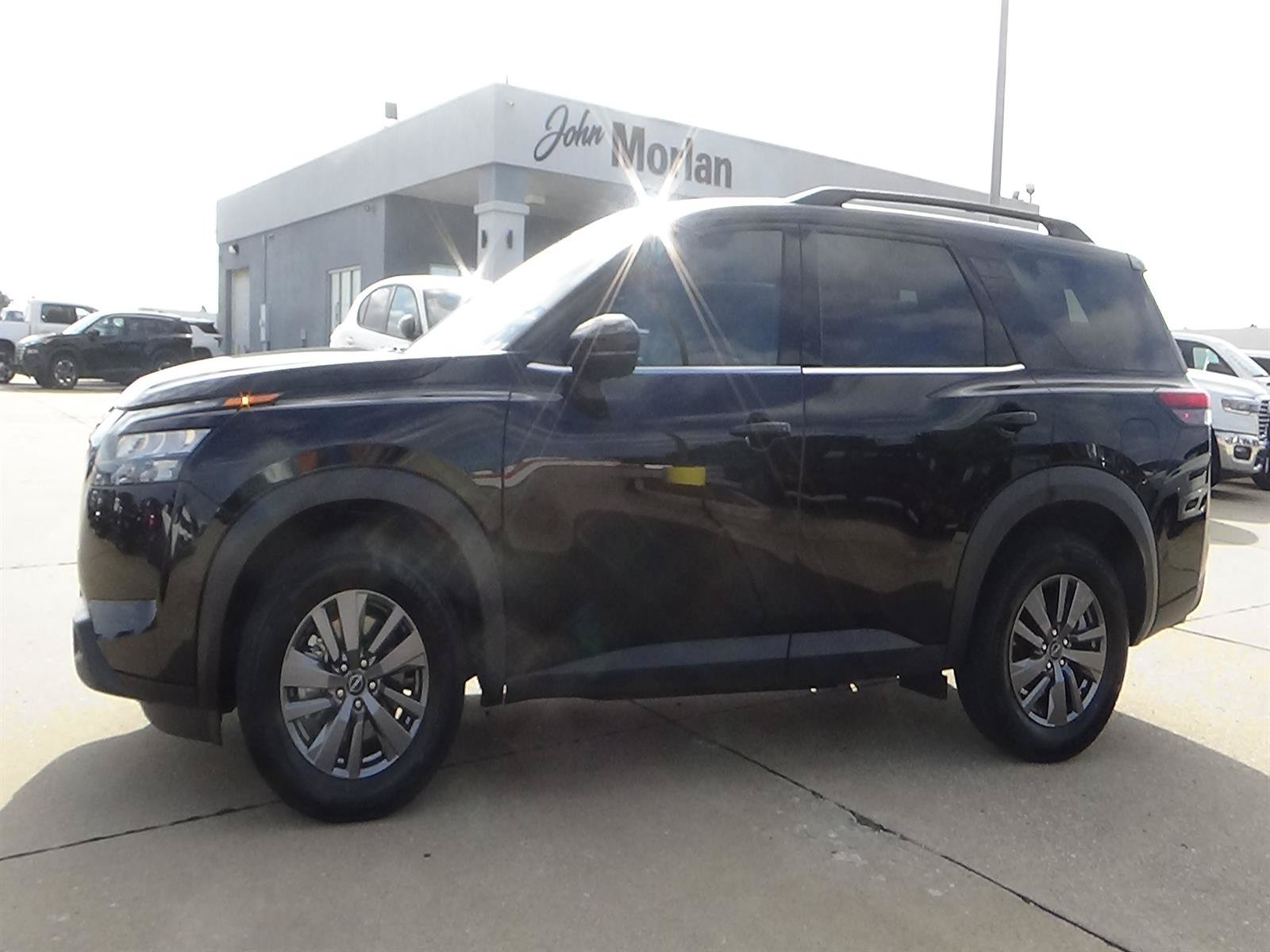 Used 2025 Nissan Pathfinder SV FWD image 1