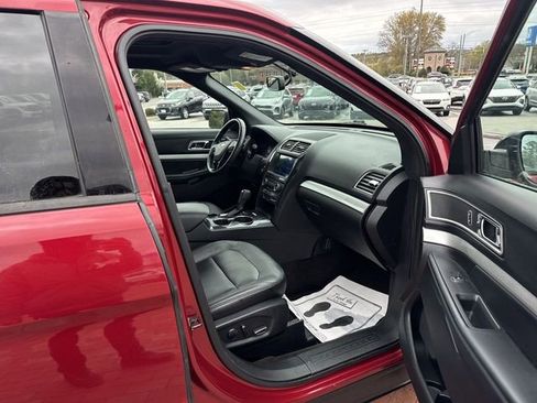 Used 2017 Ford Explorer XLT w/ Equipment Group 202A image 29