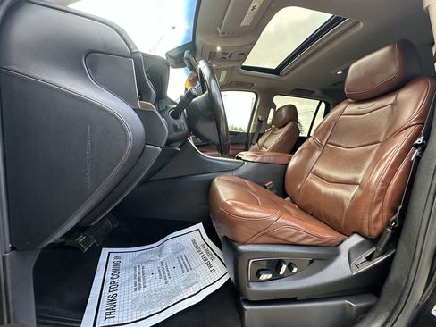 Used 2019 Cadillac Escalade Luxury AWD/4WD image 10