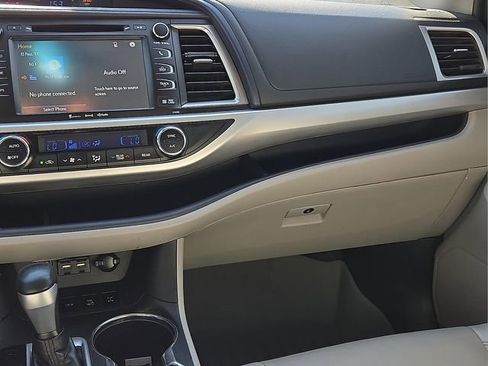 Used 2019 Toyota Highlander XLE image 19