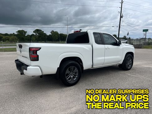Used 2025 Nissan Frontier SV RWD image 2