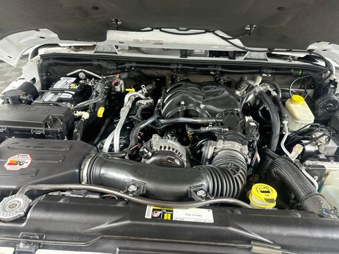 Used 2015 Jeep Wrangler Unlimited Sahara w/ Connectivity Group AWD/4WD image 30