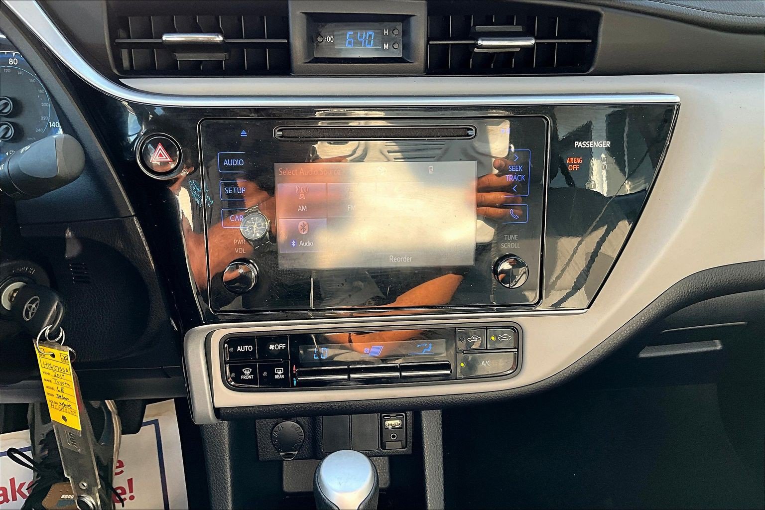 Used 2017 Toyota Corolla LE FWD image 12