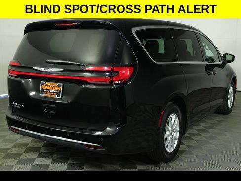 Used 2025 Chrysler Pacifica Select FWD image 8