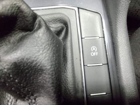 Used 2020 Volkswagen Tiguan S image 32