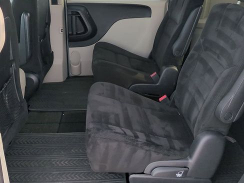 Used 2014 Dodge Grand Caravan SXT image 21