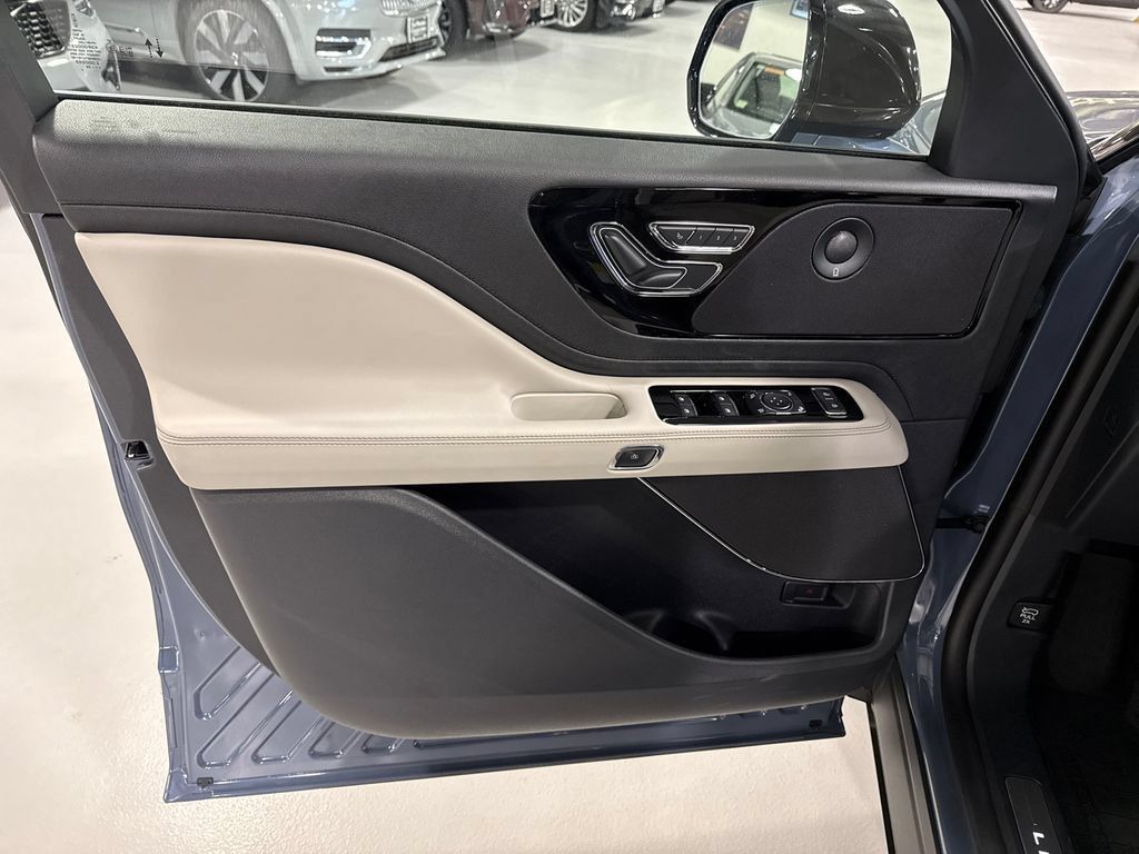 Used 2026 Lincoln Aviator Reserve w/ Illumination Package AWD/4WD image 9