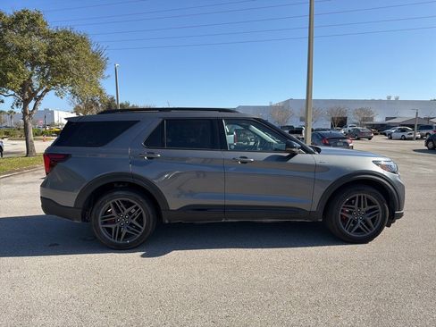 Used 2025 Ford Explorer ST-Line w/ ST-Line Street Pack image 6
