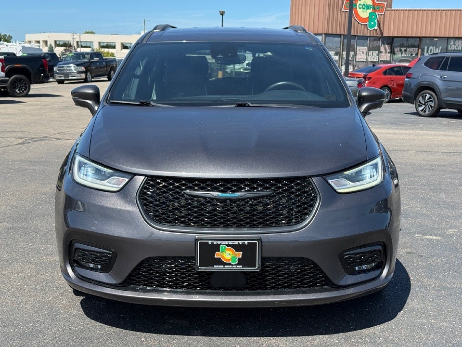 Used 2021 Chrysler Pacifica Limited w/ Uconnect Theater Family Group FWD image 3