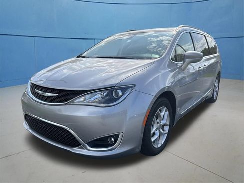 Used 2017 Chrysler Pacifica Touring-L w/ Tire & Wheel Group FWD image 5