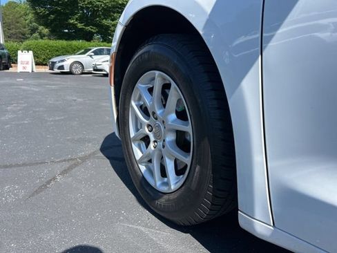 Used 2017 Chrysler Pacifica Touring FWD image 12