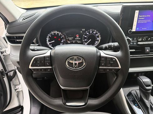 Used 2023 Toyota Highlander L image 13