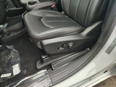 New 2026 Chrysler Pacifica Select FWD image 11