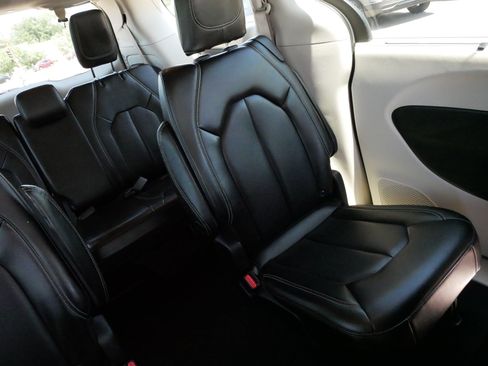 Used 2023 Chrysler Pacifica Touring-L FWD image 14