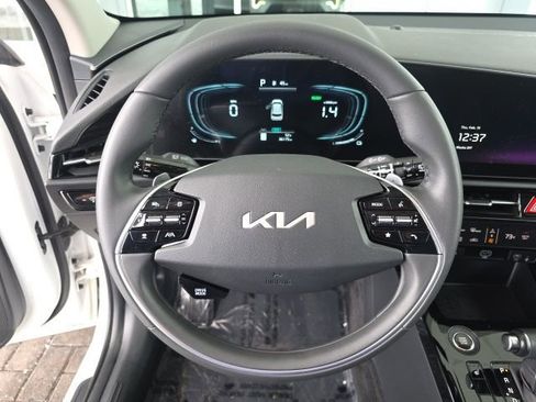 Used 2025 Kia Niro EX image 25