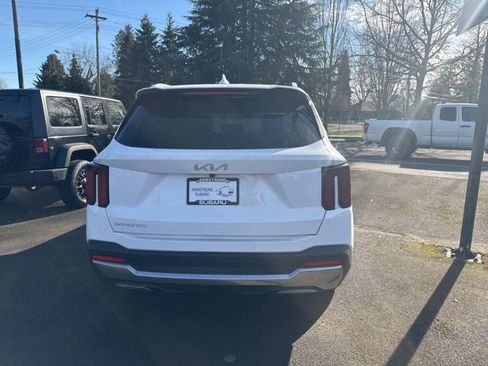 Used 2024 Kia Sorento S image 3