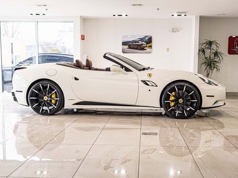 Used 2012 Ferrari California image 9