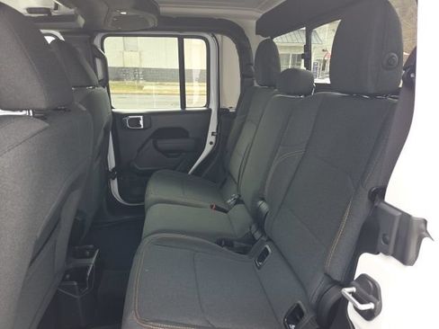Used 2025 Jeep Gladiator Overland AWD/4WD image 7