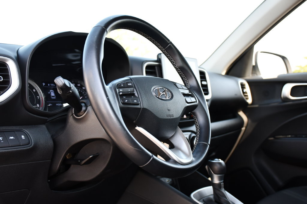 Used 2022 Hyundai Venue SEL FWD image 14