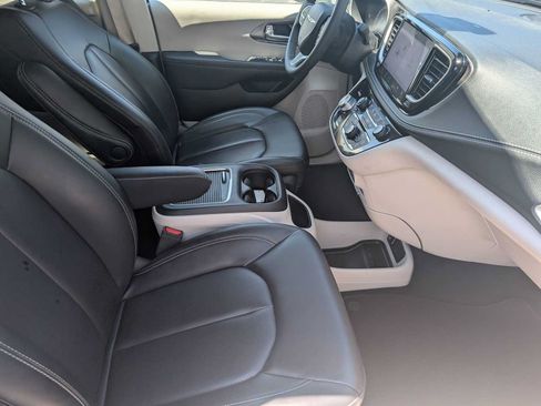 Used 2023 Chrysler Pacifica Touring-L AWD/4WD image 31