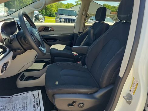 Used 2022 Chrysler Voyager LX FWD image 14