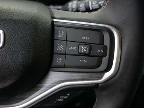 Used 2024 Jeep Wagoneer L Series II AWD/4WD image 30