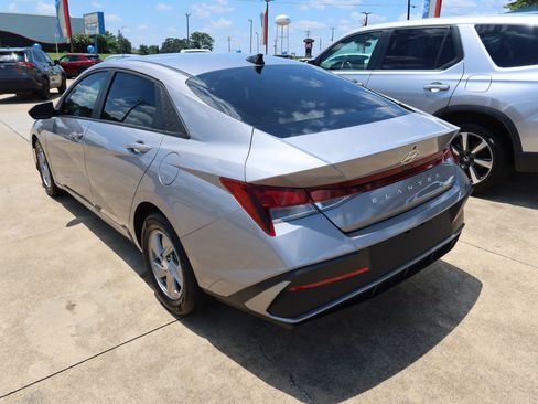 Used 2025 Hyundai Elantra SE FWD image 4