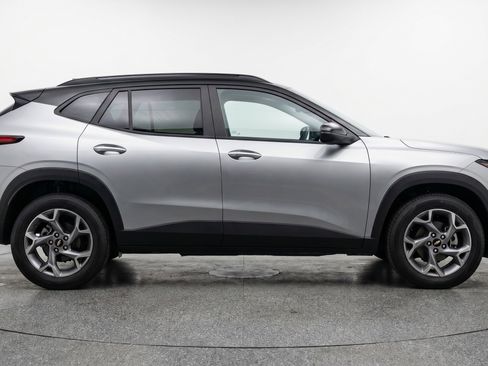 Used 2025 Chevrolet Trax LT image 11