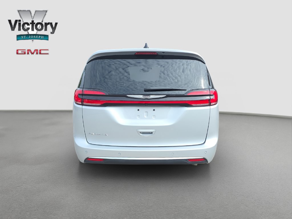 Used 2024 Chrysler Pacifica Touring-L FWD image 16
