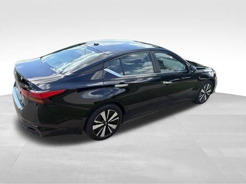 Used 2021 Nissan Altima 2.5 SV w/ SV Premium Package FWD image 3