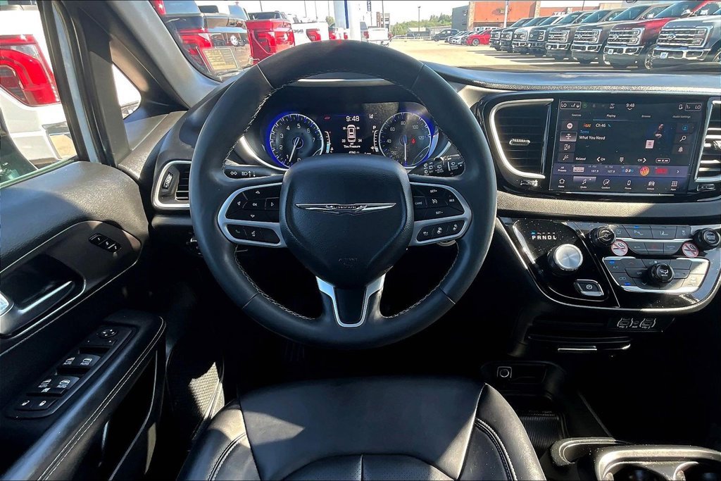 Used 2025 Chrysler Pacifica Select FWD image 5