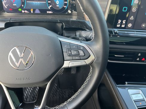 Certified 2024 Volkswagen Atlas SE w/ Panoramic Sunroof Package image 18