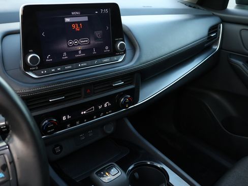 Used 2025 Nissan Rogue SV FWD image 17