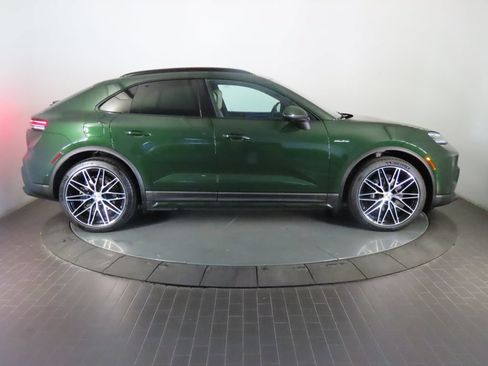 Certified 2025 Porsche Macan 4 Electric AWD/4WD image 8