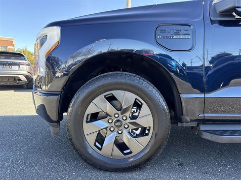 Used 2022 Ford F150 Lightning Lariat image 10
