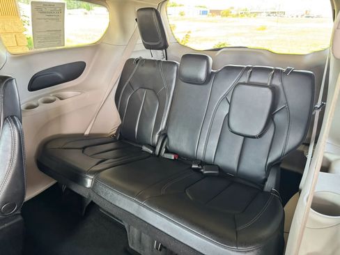 Used 2023 Chrysler Pacifica Touring-L FWD image 18