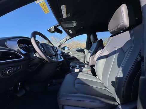 New 2026 Chrysler Pacifica Select image 13