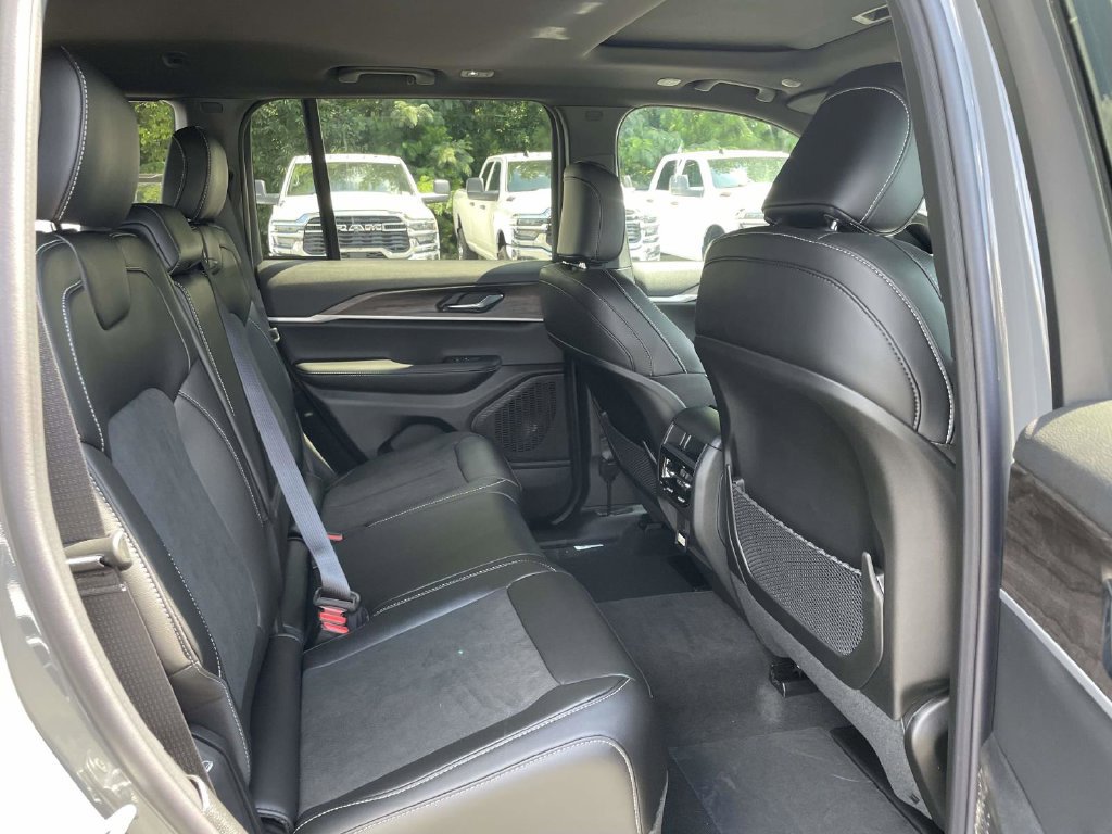 New 2027 Jeep Grand Cherokee Altitude RWD image 19