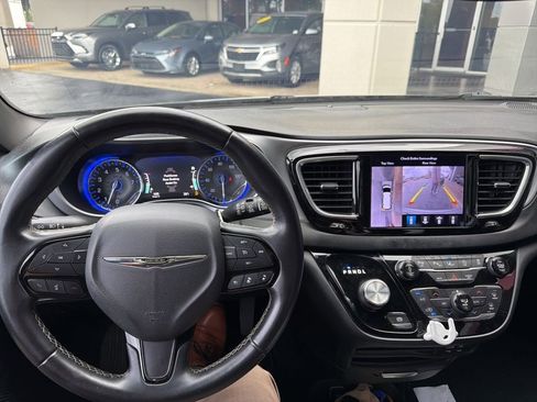 Used 2018 Chrysler Pacifica Touring-L w/ Advanced Safetytec Group FWD image 8
