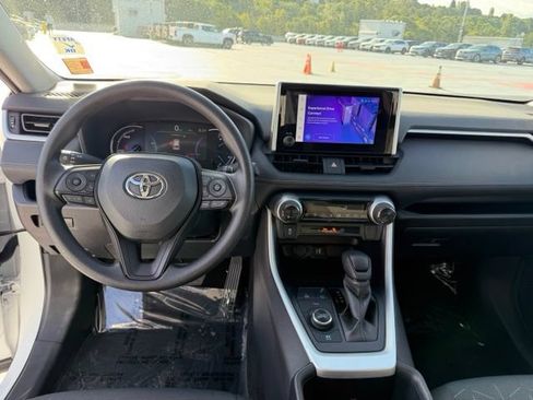 Used 2025 Toyota RAV4 XLE AWD/4WD image 16